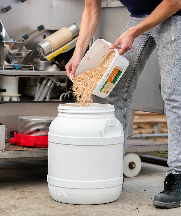 Fill the drum with the Koppert product. 